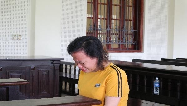 Bị cáo Trần Thị Tân khóc suốt phiên xử. 