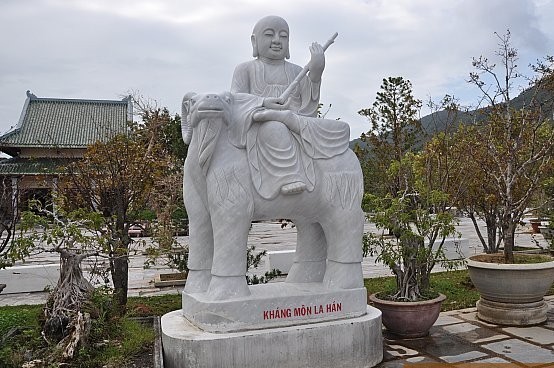 Tượng La hán Kháng Môn trong vườn tượng chùa Linh Ứng (Đà Nẵng). 