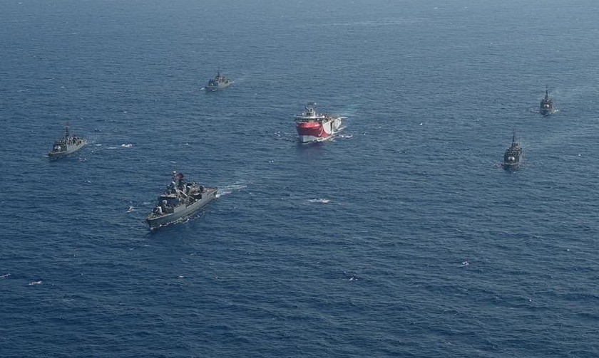 Tàu khoan Oruc Reis của Thổ Nhĩ Kỳ (giữa) và nhóm chiến hạm hộ tống hôm 12/8.