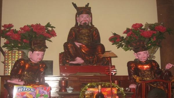 Tượng Đức Ông với một chân trần độc đáo của chùa Bộc được cho là hiện thân vua Quang Trung.