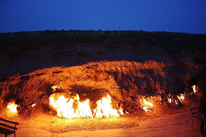 Ngọn lửa cổ đại cháy liên tục suốt 4.000 năm trên sườn núi Yanar Dag.