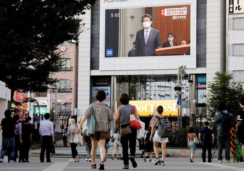 Người dân Tokyo xem họp báo từ chức của Thủ tướng Shinzo Abe. 