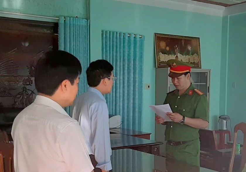Cơ quan công an đọc lệnh bắt tạm giam ông Nguyễn Hồng Lam (giữa).