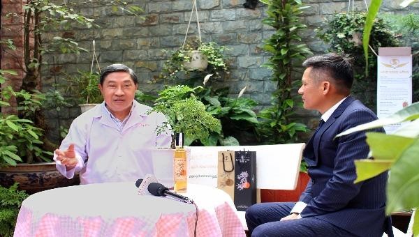 Lương y Nguyễn Công Đức chia sẻ với ông Oanh về công dụng cây Đinh Lăng . 