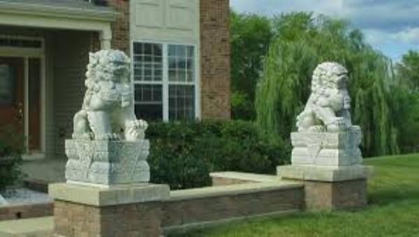 Cặp sư tử đá được đặt trước cửa nhà để hóa giải sát khí. 