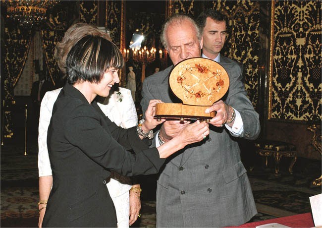 Vua Juan Carlos, quốc vương Tây Ban Nha nhận quà tặng là hộp nhạc Reuge từ tổng thống Thụy Sĩ, bà Calmy Rey. 