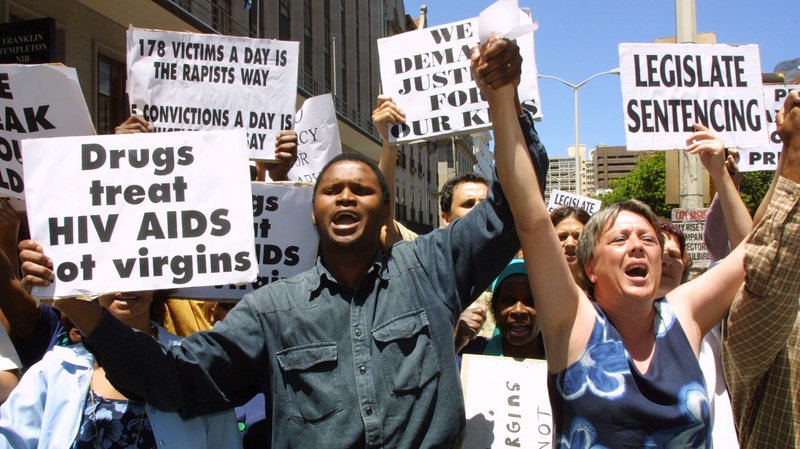Người dân tập trung ở Cape Town năm 2001 để phản đối việc cưỡng hiếp trẻ em để chữa HIV/AIDS. 
