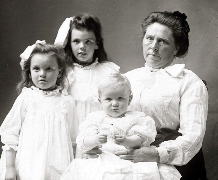 Bức ảnh bà LaLaurie - chủ nhân ngôi biệt thự và các con chụp 150 năm trước. 