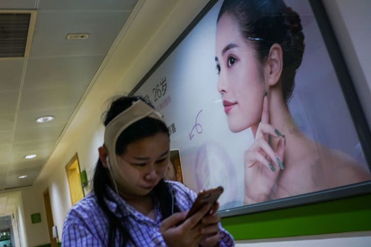 Một cô gái trẻ vừa trải qua ca phẫu thuật thẩm mỹ ở Bắc Kinh.