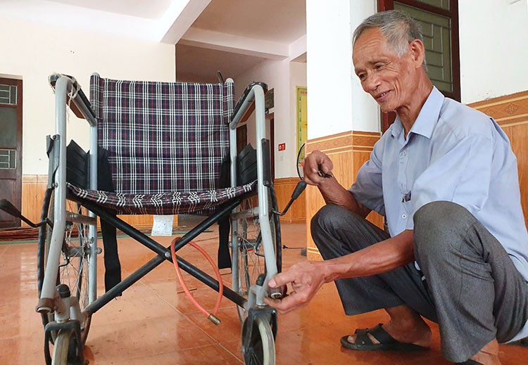Ông Nguyễn Duy Tống bên "món quà" tặng người tàn tật, bệnh nhân nghèo. 