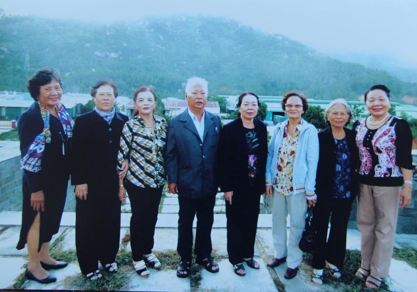 Ban liên lạc nữ tù binh Phú Tài trong một dịp thăm lại trạm giam.
