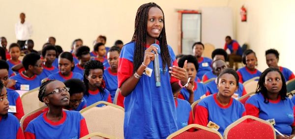 Những bé gái Rwanda giờ đây đã tỰ tin bày tỏ quan điểm của mình dù ở bất cứ đâu. 