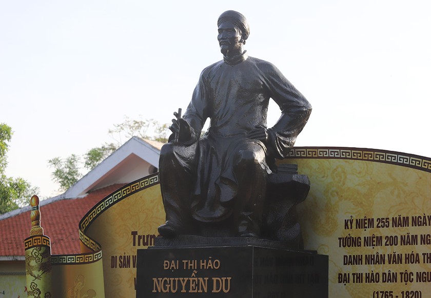 Tượng đài Nguyễn Du - Đại thi hào dân tộc, Danh nhân văn hóa thế giới. 