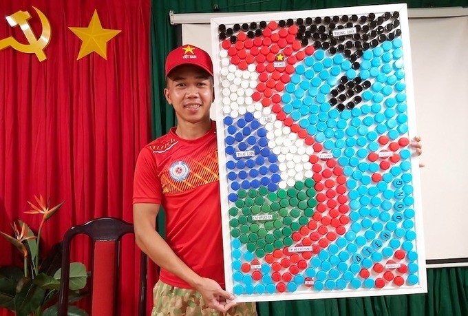 Xúc động, tự hào bên tấm bản đồ Việt Nam làm từ 509 nắp chai nhựa. 