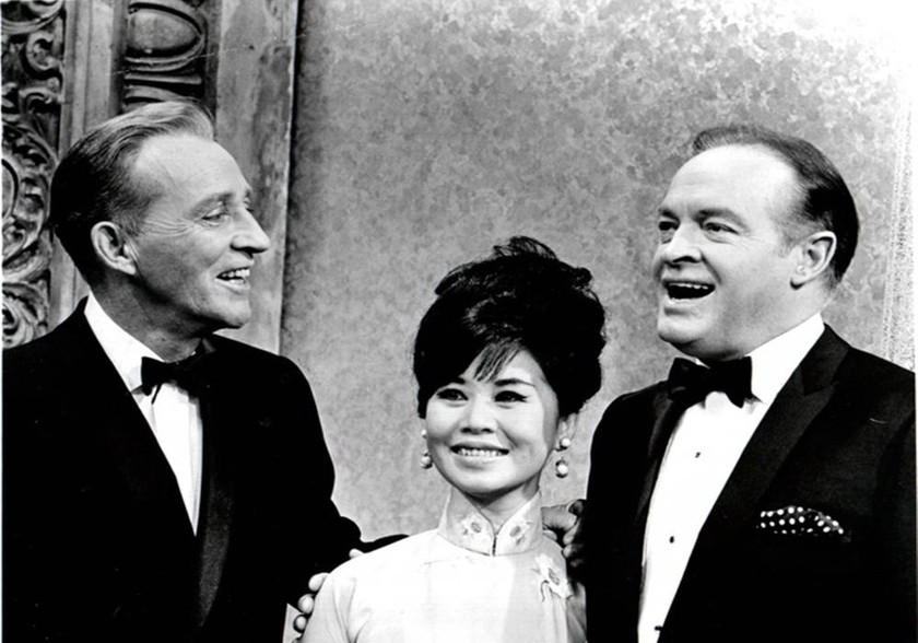 Bạch Yến bên danh ca Bing Crosby (trái) và tài tử Bob Hope khi quay cho chương trình truyền hình “Ed Sullivan Show". 