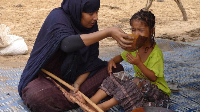 Các bé gái Mauritania bị ép tăng căn tại các “trại vỗ béo” giữa sa mạc. 