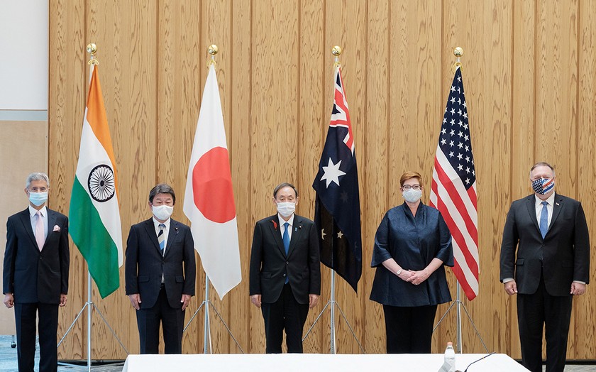 Thủ tướng Nhật Bản Yoshihide Suga (giữa) và Ngoại trưởng các nước trong cuộc gặp ngày 6/10.