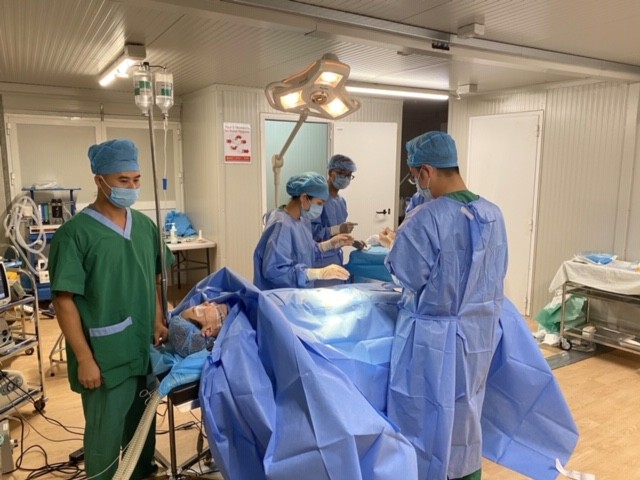 Quá trình chuẩn bị tiến hành phẫu thuật ruột thừa của bác sĩ Việt Nam ở bệnh viện dã chiến tại Nam Sudan.