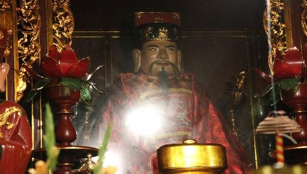 Bức tượng cổ về Đức thượng đẳng Đức chúa ông Ngô Long tại chùa Cầu Đông. 