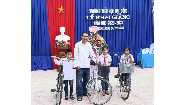  Anh Tuệ trao tặng xe đạp cho các em học sinh nghèo nhân dịp năm học mới. 