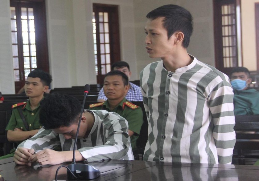 Phạm nhân Nguyễn Hữu Thu (đứng) được trích xuất đến phiên tòa xét xử kẻ cầm đầu đường dây lừa đảo. 