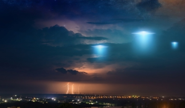 Hình ảnh những vật thể lạ xuất hiện trên bầu trời được cho là UFO. 
