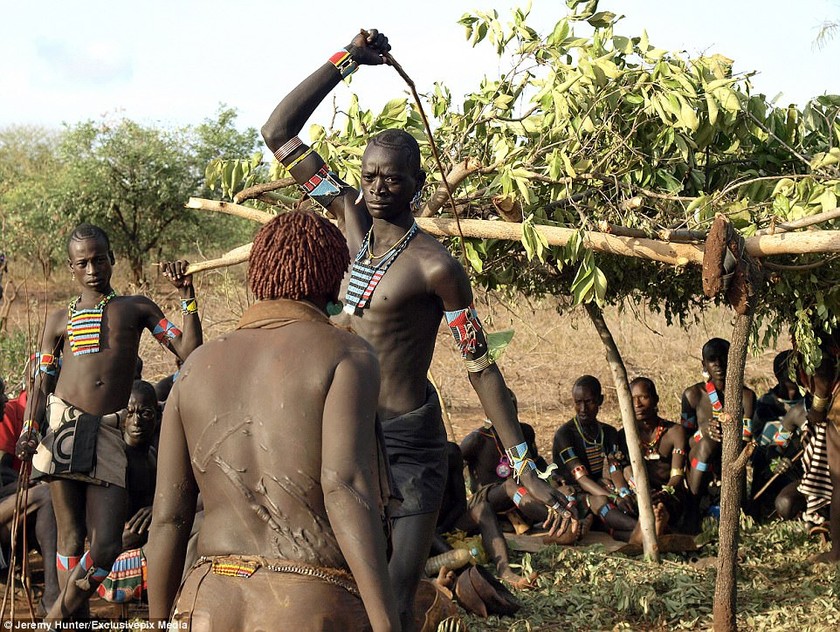 Những người phụ nữ thực hiện nghi lễ Ukuli Bula sẽ bị đánh đến chảy máu. 