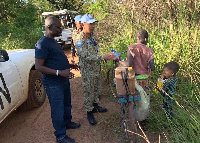 Trung tá Vinh gặp những em bé Sudan trên đường thực hiện nhiệm vụ. 