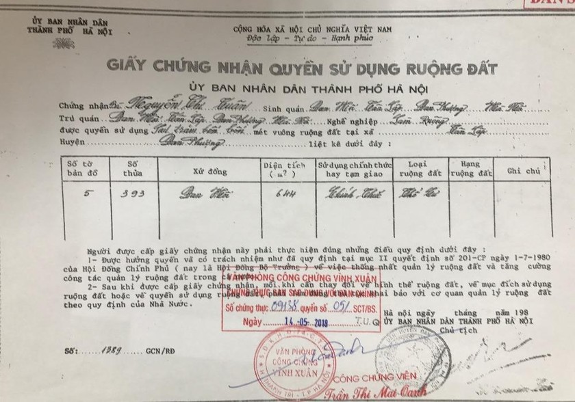 Bản sao công chứng Giấy chứng nhận quyền sử dụng đất được cấp cho cụ Nguyễn Thị Tuân vào năm 1988 theo Chỉ thị 299 của Thủ tướng Chính phủ (ảnh do đương sự cung cấp).