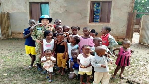 Trung tá Nguyễn Thị Liên chụp ảnh với một gia đình đông con tại thủ đô Bangui. 