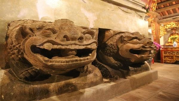 Cặp tượng sư tử đá thời Lý tại chùa Bà Tấm. 