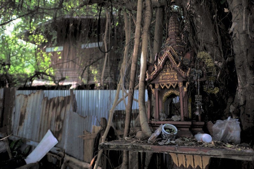 Ngôi nhà gỗ ở Thonburi, Bangkok, bị người dân địa phương tránh xa.