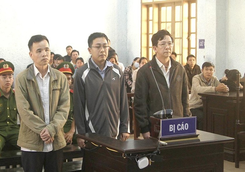 Các bị cáo tại phiên tòa xét xử ngày 30/10.