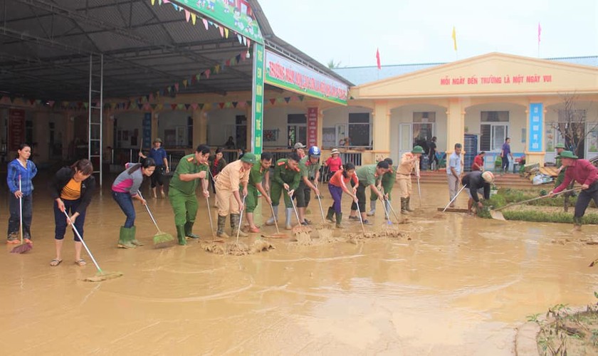 Lực lượng công an Nghệ An khắc phục hậu qua sau mưa lũ. 