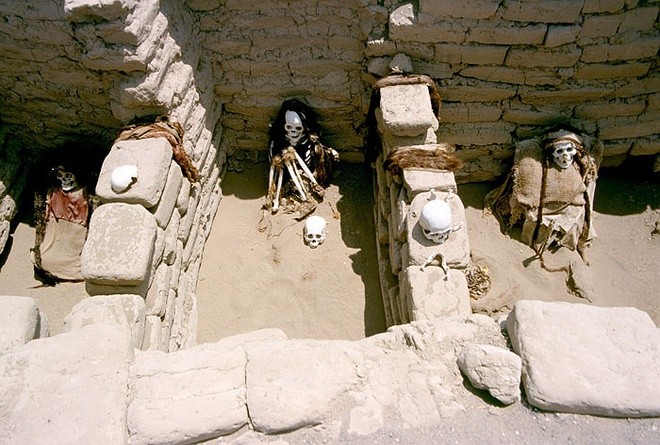 Những bộ hài cốt khô ở khu nghĩa địa Nazca. 