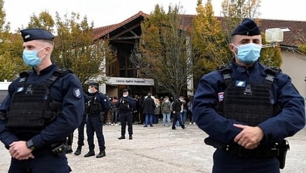 Cảnh sát Pháp phong tỏa hiện trường vụ khủng bố ở thành phố Nice.