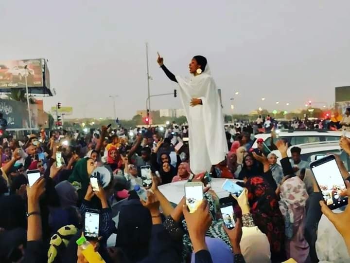 Alaa Salah - nhà hoạt động về nữ quyền nổi tiếng của Sudan diễn thuyết trước quần chúng.