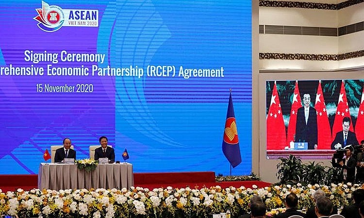 Thủ tướng Nguyễn Xuân Phúc và Bộ trưởng Bộ Công thương Trần Tuấn Anh chứng kiến đại diện các nước ký RCEP qua hình thức trực tuyến. 