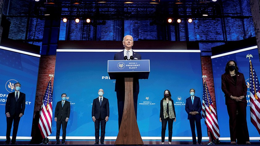 Ông Biden (giữa) giới thiệu những người được ông đề cử cho các vị trí quan trọng trong nội các. 