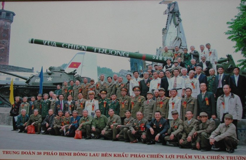 Các cựu chiến binh Trung đoàn Bông Lau chụp ảnh lưu niệm bên khẩu pháo “Vua chiến trường” đang trưng bày ở Bảo tàng Lịch sử Quân sự Việt Nam.