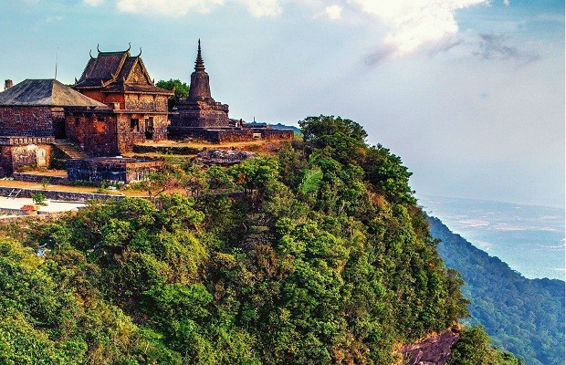 Vùng núi Tà Lơn mang trên mình nhiều huyền thoại.