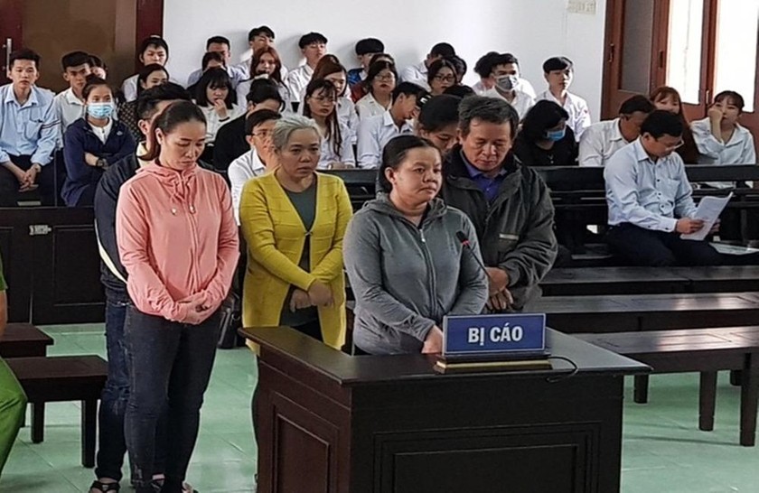 Bị cáo Hiền (thứ 2 từ trái qua) và các bị cáo tại phiên tòa xét xử.