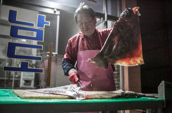Món cá đuối nặng mùi nhưng gây đắm đuối của người Hàn Quốc