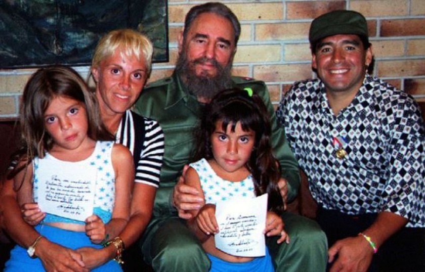  Lãnh tụ Fidel Castro trong một lần chụp ảnh cùng gia đình Maradona.