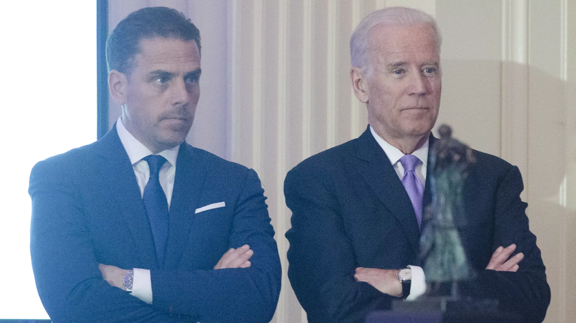 Hunter (trái) là con trai của tổng thống Joe Biden đang bị điều tra các giao dịch tài chính ở Trung Quốc. 