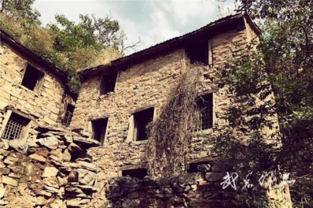 Vẻ ma quái kinh dị của một ngôi nhà trong làng Phong Môn. 