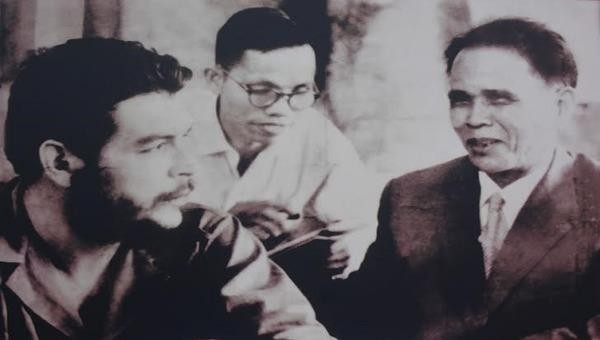 Bức ảnh tư liệu chụp Anh hùng Núp và huyền thoại Che Guevara (trái) tháng 7/1964 tại Cuba.