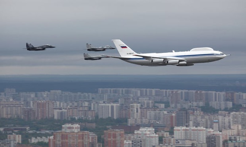 Máy bay Il-80 của Nga được hộ tống bởi các máy bay phản lực. 