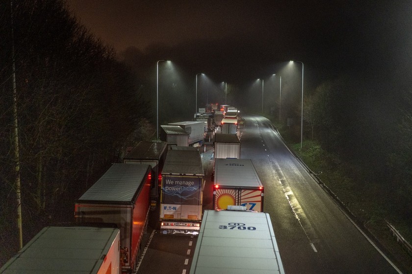 Nhiều xe tải bị tắc nghẽn do các nước hạn chế đi lại với nước Anh vì biến thể mới của virus.