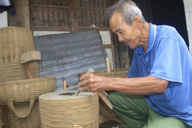 Ông Nguyễn Trường là số ít những người còn lưu giữ nghề đóng cối xay tre tại Quảng Trị (ảnh: Dân trí). 